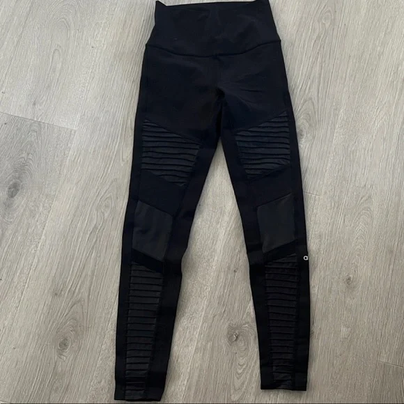 ALO Yoga Black Leggings with Ribbed Accents - Picture 1 of 7